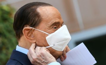 Berlusconi, ingresado por covid-19, sale del hospital