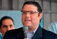 Multan al director de Aduanas por detener su vehículo en rayas peatonales