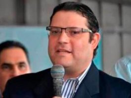 Multan al director de Aduanas por detener su vehículo en rayas peatonales