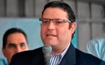 Multan al director de Aduanas por detener su vehículo en rayas peatonales