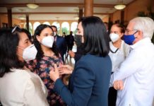 Pareja presidencial recibe a sus vecinos de Gazcue en el Palacio