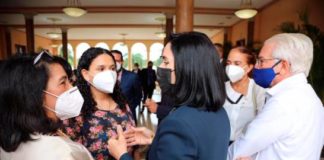 Pareja presidencial recibe a sus vecinos de Gazcue en el Palacio