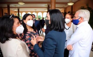 Pareja presidencial recibe a sus vecinos de Gazcue en el Palacio