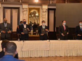 Canales de televisión firman acuerdo para transmitir docencia