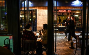 París cierra sus bares en una Europa azotada de nuevo por la pandemia