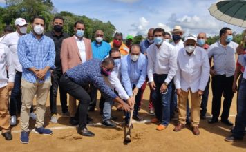 Dan primer picazo para campo de fútbol de Jarabacoa