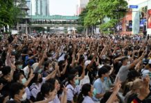 Cientos de manifestantes prodemocracia desoyen la prohibición y protestan en Tailandia