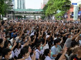 Cientos de manifestantes prodemocracia desoyen la prohibición y protestan en Tailandia