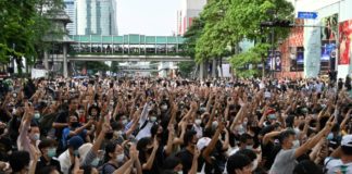 Cientos de manifestantes prodemocracia desoyen la prohibición y protestan en Tailandia