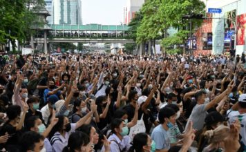 Cientos de manifestantes prodemocracia desoyen la prohibición y protestan en Tailandia