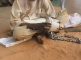 El horror de las escuelas donde se encadena a los niños