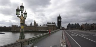 Prohíben en Londres las reuniones en espacios cerrados para frenar la pandemia