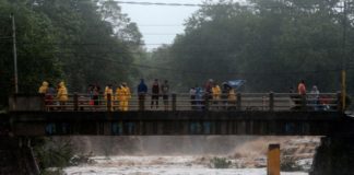 Eta toca tierra a lo largo de la costa centro-sur de Cuba