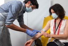 “Tenemos una vacuna para el mundo”, ha proclamado este lunes el investigador Andrew Pollard