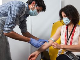 “Tenemos una vacuna para el mundo”, ha proclamado este lunes el investigador Andrew Pollard