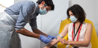 Francia y Alemania amenazan a AstraZeneca con acciones legales si favorece a otros países sobre la UE al distribuir la vacuna contra el covid-19