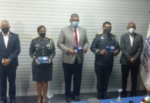 Ministro de Interior y Policía entrega tarjeta simbólica al alto mando para transporte gratis de oficiales