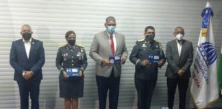 Ministro de Interior y Policía entrega tarjeta simbólica al alto mando para transporte gratis de oficiales