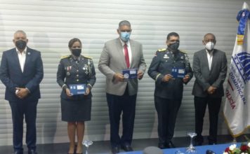 Ministro de Interior y Policía entrega tarjeta simbólica al alto mando para transporte gratis de oficiales