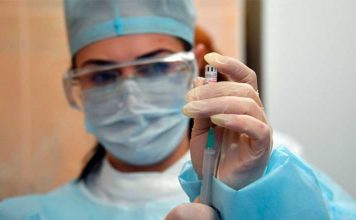 Reino Unido aprueba uso de la vacuna contra el coronavirus de la Universidad de Oxford y AstraZeneca