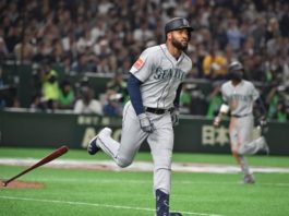 Domingo Santana firma con Yakult Swallows del béisbol de Japón
