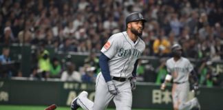 Domingo Santana firma con Yakult Swallows del béisbol de Japón