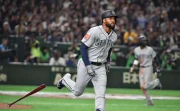 Domingo Santana firma con Yakult Swallows del béisbol de Japón