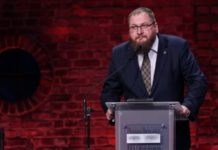 Condenan a niño de 13 años a cárcel por blasfemia en Nigeria, historiador polaco se ofrece a pasar un mes a cambio de que sea liberado