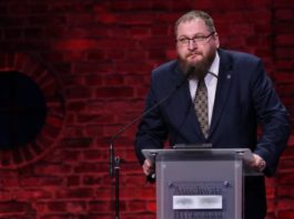 Condenan a niño de 13 años a cárcel por blasfemia en Nigeria, historiador polaco se ofrece a pasar un mes a cambio de que sea liberado