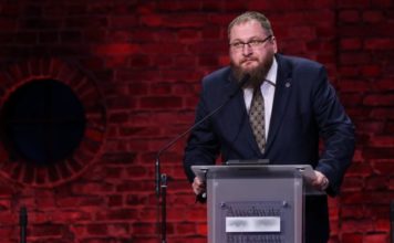 Condenan a niño de 13 años a cárcel por blasfemia en Nigeria, historiador polaco se ofrece a pasar un mes a cambio de que sea liberado