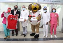 Escogido entrega regalos a personal que combate el COVID-19