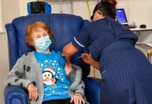 Una mujer de 90 años, la primera persona en recibir la vacuna de Pfizer contra el coronavirus tras los ensayos