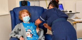 Una mujer de 90 años, la primera persona en recibir la vacuna de Pfizer contra el coronavirus tras los ensayos