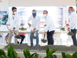 Presidente Abinader asiste a primer palazo e inauguración de dos complejos residenciales en Baní