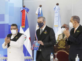Presidente exhorta a militares y policías a trabajar juntos durante investidura de 2,400 nuevos militares