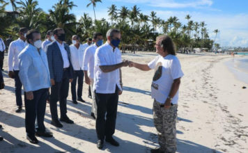 Presidente Abinader anuncia construcción de barreras contra el sargazo y plan de regeneración de playas