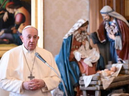 El Papa adelanta la Misa del Gallo y no impartirá la bendición desde el balcón por la Covid