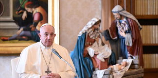 El Papa adelanta la Misa del Gallo y no impartirá la bendición desde el balcón por la Covid