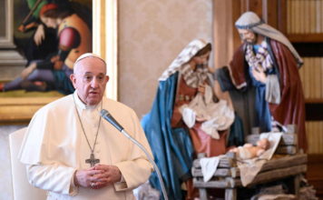 El Papa adelanta la Misa del Gallo y no impartirá la bendición desde el balcón por la Covid