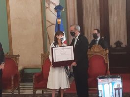 Presidente Luis Abinader condecora a embajadora de EE.UU.