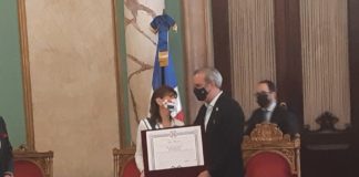 Presidente Luis Abinader condecora a embajadora de EE.UU.