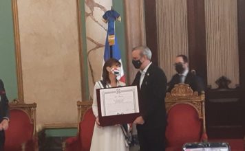 Presidente Luis Abinader condecora a embajadora de EE.UU.