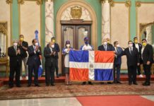 Presidente Abinader entrega Bandera Nacional a Águilas Cibaeñas para Serie del Caribe