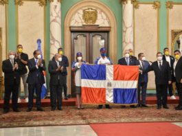 Presidente Abinader entrega Bandera Nacional a Águilas Cibaeñas para Serie del Caribe