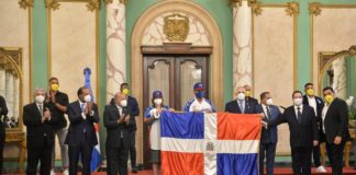 Presidente Abinader entrega Bandera Nacional a Águilas Cibaeñas para Serie del Caribe