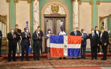Presidente Abinader entrega Bandera Nacional a Águilas Cibaeñas para Serie del Caribe