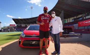 FENAPEPRO y PH Brothers entregan carro a Ronald Guzmán