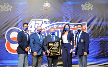 Entregan reconocimiento internacional a Tony Peña R.