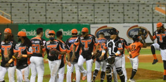 Toros remontan y ganan duelo de pitcheo a las Águilas