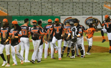 Toros remontan y ganan duelo de pitcheo a las Águilas
